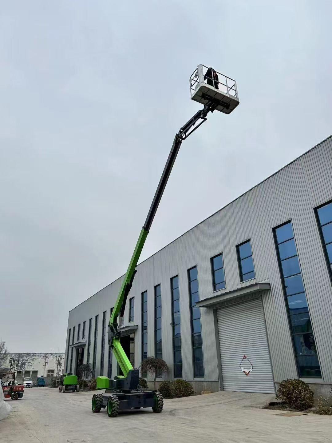 How to Buy Self-Propelled Straight-Arm Aerial Work Platform: Diesel Model for Outdoor Construction & Facade Maintenance